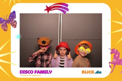 Das sind die tollen Erinnerungsfotos der "Disco Family" - In der Fotobox konnten die Besucher den unvergesslichen Abend festhalten. Foto: Family Disco/ Blick.de