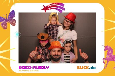 Das sind die tollen Erinnerungsfotos der "Disco Family" - In der Fotobox konnten die Besucher den unvergesslichen Abend festhalten. Foto: Family Disco/ Blick.de