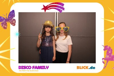 Das sind die tollen Erinnerungsfotos der "Disco Family" - In der Fotobox konnten die Besucher den unvergesslichen Abend festhalten. Foto: Family Disco/ Blick.de