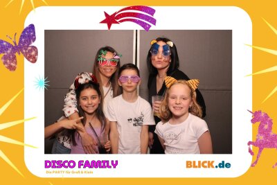 Das sind die tollen Erinnerungsfotos der "Disco Family" - In der Fotobox konnten die Besucher den unvergesslichen Abend festhalten. Foto: Family Disco/ Blick.de