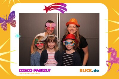 Das sind die tollen Erinnerungsfotos der "Disco Family" - In der Fotobox konnten die Besucher den unvergesslichen Abend festhalten. Foto: Family Disco/ Blick.de