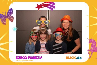 Das sind die tollen Erinnerungsfotos der "Disco Family" - In der Fotobox konnten die Besucher den unvergesslichen Abend festhalten. Foto: Family Disco/ Blick.de