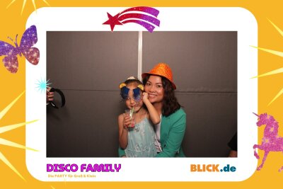 Das sind die tollen Erinnerungsfotos der "Disco Family" - In der Fotobox konnten die Besucher den unvergesslichen Abend festhalten. Foto: Family Disco/ Blick.de