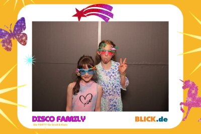 Das sind die tollen Erinnerungsfotos der "Disco Family" - In der Fotobox konnten die Besucher den unvergesslichen Abend festhalten. Foto: Family Disco/ Blick.de