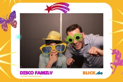 Das sind die tollen Erinnerungsfotos der "Disco Family" - In der Fotobox konnten die Besucher den unvergesslichen Abend festhalten. Foto: Family Disco/ Blick.de