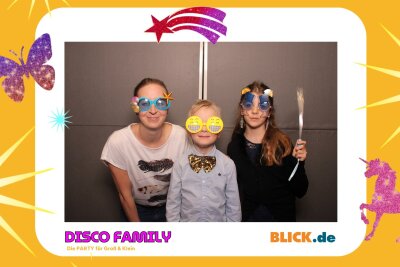 Das sind die tollen Erinnerungsfotos der "Disco Family" - In der Fotobox konnten die Besucher den unvergesslichen Abend festhalten. Foto: Family Disco/ Blick.de