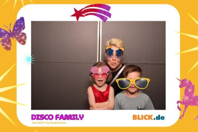 Das sind die tollen Erinnerungsfotos der "Disco Family" - In der Fotobox konnten die Besucher den unvergesslichen Abend festhalten. Foto: Family Disco/ Blick.de