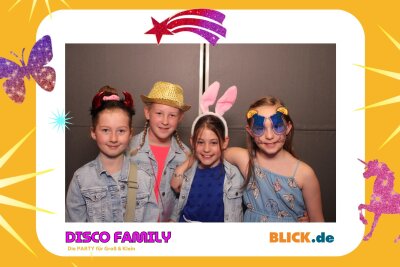 Das sind die tollen Erinnerungsfotos der "Disco Family" - In der Fotobox konnten die Besucher den unvergesslichen Abend festhalten. Foto: Family Disco/ Blick.de