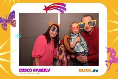 Das sind die tollen Erinnerungsfotos der "Disco Family" - In der Fotobox konnten die Besucher den unvergesslichen Abend festhalten. Foto: Family Disco/ Blick.de