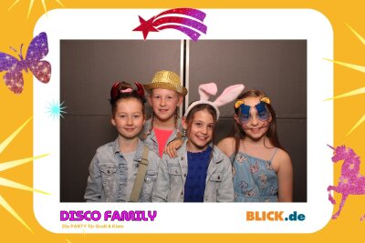 Das sind die tollen Erinnerungsfotos der "Disco Family" - In der Fotobox konnten die Besucher den unvergesslichen Abend festhalten. Foto: Family Disco/ Blick.de