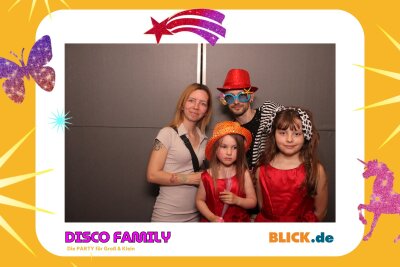 Das sind die tollen Erinnerungsfotos der "Disco Family" - In der Fotobox konnten die Besucher den unvergesslichen Abend festhalten. Foto: Family Disco/ Blick.de