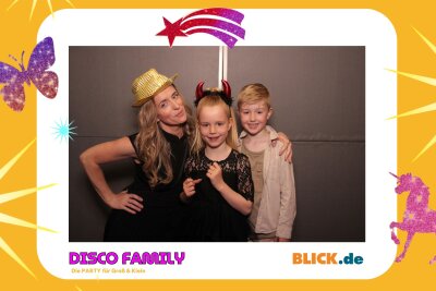 Das sind die tollen Erinnerungsfotos der "Disco Family" - In der Fotobox konnten die Besucher den unvergesslichen Abend festhalten. Foto: Family Disco/ Blick.de