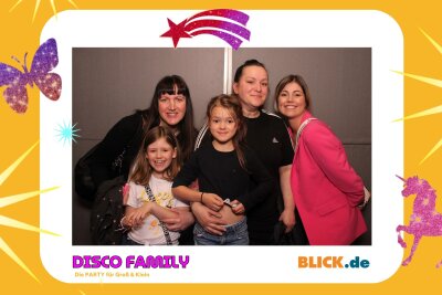 Das sind die tollen Erinnerungsfotos der "Disco Family" - In der Fotobox konnten die Besucher den unvergesslichen Abend festhalten. Foto: Family Disco/ Blick.de