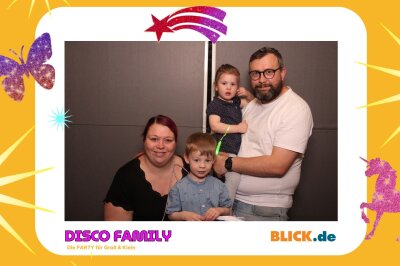 Das sind die tollen Erinnerungsfotos der "Disco Family" - In der Fotobox konnten die Besucher den unvergesslichen Abend festhalten. Foto: Family Disco/ Blick.de