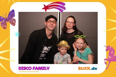 Das sind die tollen Erinnerungsfotos der "Disco Family" - In der Fotobox konnten die Besucher den unvergesslichen Abend festhalten. Foto: Family Disco/ Blick.de