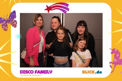 Das sind die tollen Erinnerungsfotos der "Disco Family" - In der Fotobox konnten die Besucher den unvergesslichen Abend festhalten. Foto: Family Disco/ Blick.de