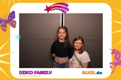 Das sind die tollen Erinnerungsfotos der "Disco Family" - In der Fotobox konnten die Besucher den unvergesslichen Abend festhalten. Foto: Family Disco/ Blick.de