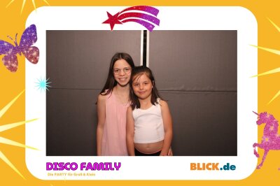 Das sind die tollen Erinnerungsfotos der "Disco Family" - In der Fotobox konnten die Besucher den unvergesslichen Abend festhalten. Foto: Family Disco/ Blick.de