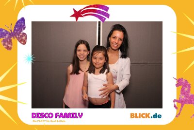 Das sind die tollen Erinnerungsfotos der "Disco Family" - In der Fotobox konnten die Besucher den unvergesslichen Abend festhalten. Foto: Family Disco/ Blick.de