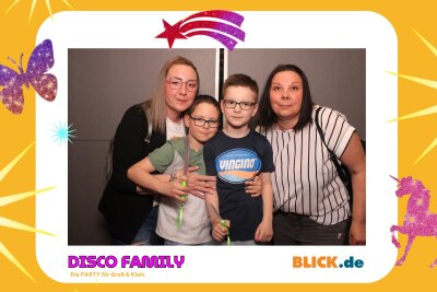 Das sind die tollen Erinnerungsfotos der "Disco Family" - In der Fotobox konnten die Besucher den unvergesslichen Abend festhalten. Foto: Family Disco/ Blick.de