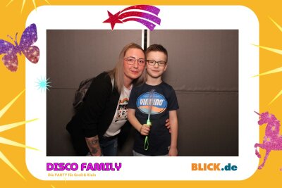 Das sind die tollen Erinnerungsfotos der "Disco Family" - In der Fotobox konnten die Besucher den unvergesslichen Abend festhalten. Foto: Family Disco/ Blick.de