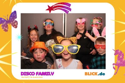 Das sind die tollen Erinnerungsfotos der "Disco Family" - In der Fotobox konnten die Besucher den unvergesslichen Abend festhalten. Foto: Family Disco/ Blick.de