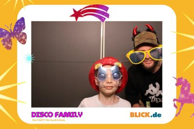 Das sind die tollen Erinnerungsfotos der "Disco Family" - In der Fotobox konnten die Besucher den unvergesslichen Abend festhalten. Foto: Family Disco/ Blick.de