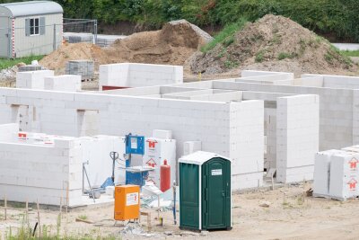 Das stille Örtchen: 7 Fakten zu WCs am Arbeitsplatz - Auch auf der Baustelle muss es ein WC geben. Bei bis zu zehn Beschäftigten reicht aber eine mobile Toilettenkabine.