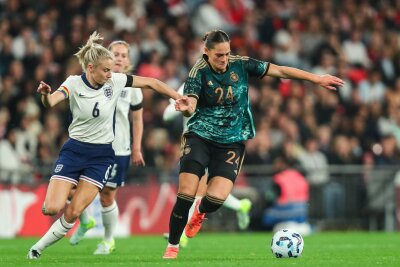 "Das war schon verrückt": Wembley staunt über Wücks Einstand - Mit Wucht: Giovanna Hoffmann (r) feierte im Sturmzentrum ein gelungenes Länderspiel-Debüt.