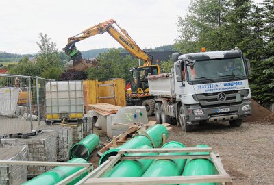 Dauerbaustelle: Bäcker aus Mittelsachsen macht sich Existenzsorgen - Aktuell werden auf Höhe der Kindertagsstätte Kanalrohre verlegt. Foto: Knut Berger