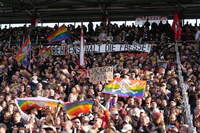 Debatte um Behrens: St. Paulis Göttlich nimmt DFB in Pflicht - Fans des FC St. Pauli protestieren mit drastischen Worten gegen die umstrittenen Aussagen von Wolfsburgs Kevin Behrens. 