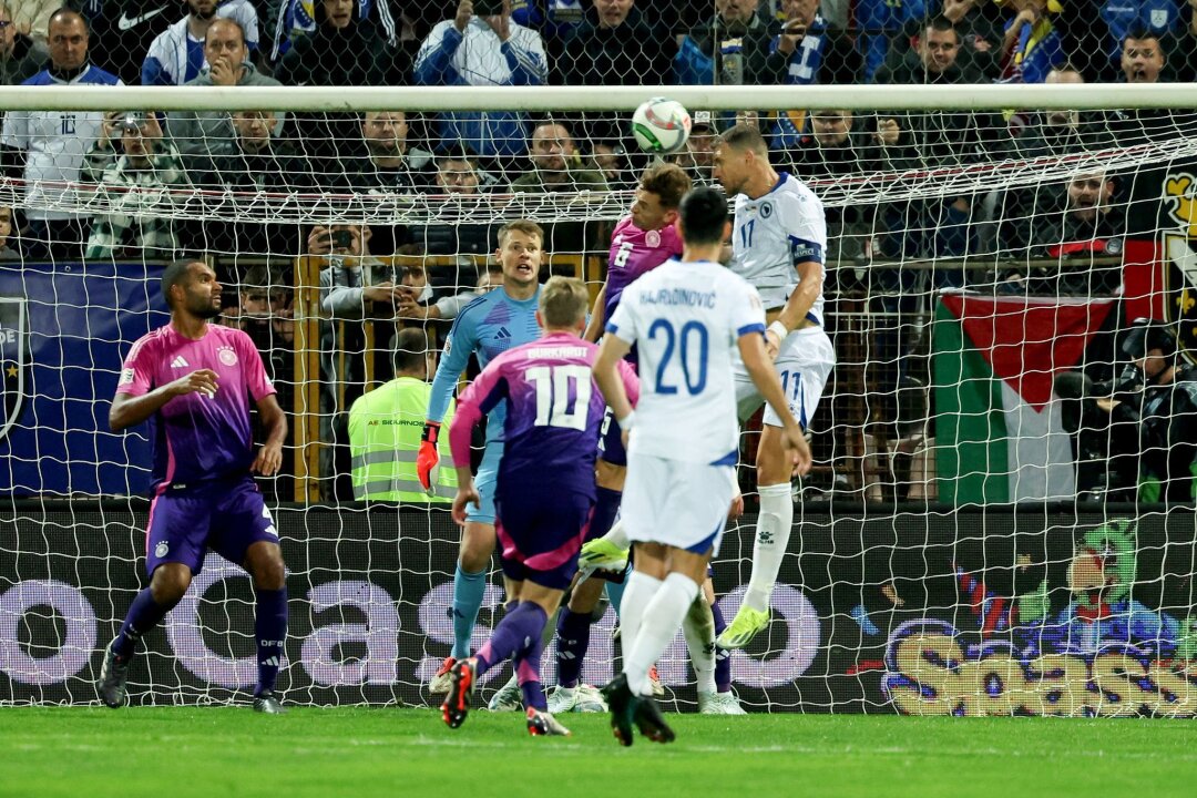 Debüt "sehr schön": Aber Nübel ärgert das Gegentor - Bosniens baumlanger Angreifer Edin Dzeko (r) ist höher in der Luft als Joshua Kimmich und überwindet per Kopf Torwart Alexander Nübel.