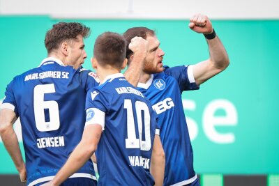 Debüt von Siewert: Fürth kassiert nächste Niederlage - Budu Zivzivadze (r)  trifft wieder in der 2. Bundesliga.