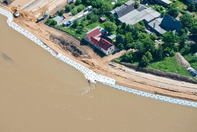 Deichabschnitte in Mühlberg verstärkt - Mühlberg war schon öfter von Hochwasser bedroht. (Archivbild)