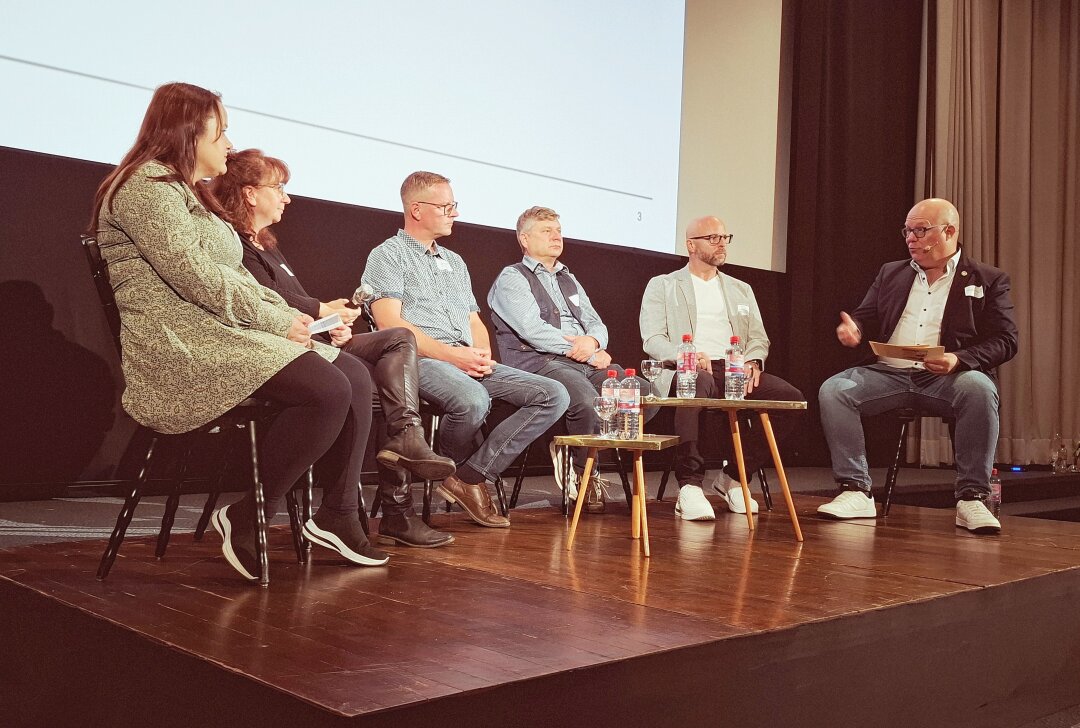 DemenzNetz_C: "Wir sind für Betroffene und pflegende Angehörige da!" - Das DemenzNetz_C hat im Chemnitzer Kino "Metropol" eine Veranstaltung unter dem Motto "Demenz - Gemeinsam. Mutig. Leben." mit einer Podiumsdiskussion durchgeführt. Foto: Marcus Hengst