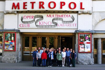 Die Organisatoren und Teilnehmer der Veranstaltung, welche unter dem Motto "Demenz - Gemeinsam. Mutig. Leben." stand, vor dem Kino "Metropol", wo diese stattfand. Foto: Landesinitiative Demenz Sachsen e.V. Alzheimer Gesellschaft