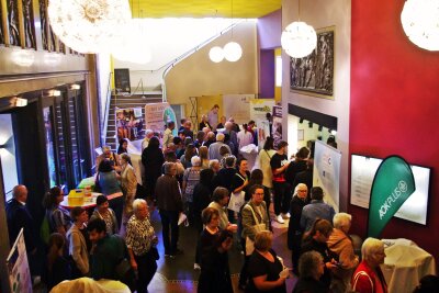 Im Kino-Foyer waren diverse Informationsstände aufgebaut. Foto: Landesinitiative Demenz Sachsen e.V. Alzheimer Gesellschaft