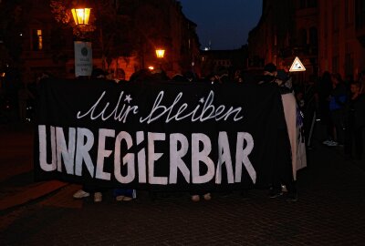 Demo zieht nach Wahlausgang durch Dresdner Neustadt - Nach dem Wahlausgang am Sonntagabned zog eine Demonstartion durch die Dresdner Neustadt. Foto:SPM Gruppe/ Florian Varga