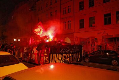 Demo zieht nach Wahlausgang durch Dresdner Neustadt - Nach dem Wahlausgang am Sonntagabned zog eine Demonstartion durch die Dresdner Neustadt. Foto:SPM Gruppe/ Florian Varga