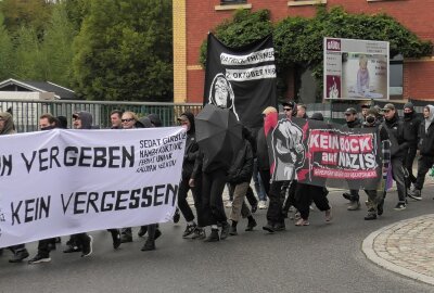 Demonstrationen in Hohenstein-Ernstthal: Gedenken an von Nazis ermordeten Patrick Thürmer -  Gedenkdemonstration und Gegendemonstration am Tag der deutschen Einheit in Hohenstein-Ernstthal. Foto: Andre März