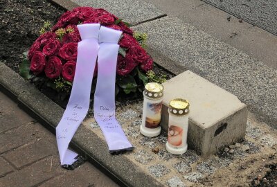 Demonstrationen in Hohenstein-Ernstthal: Gedenken an von Nazis ermordeten Patrick Thürmer - Gedenkdemonstration und Gegendemonstration am Tag der deutschen Einheit in Hohenstein-Ernstthal. Foto: Andre März