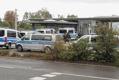 Demonstrationen in Hohenstein-Ernstthal: Gedenken an von Nazis ermordeten Patrick Thürmer - Gedenkdemonstration und Gegendemonstration am Tag der deutschen Einheit in Hohenstein-Ernstthal. Foto: Andre März