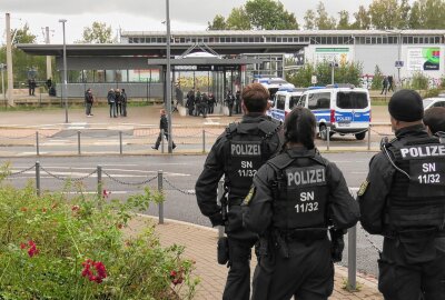 Demonstrationen in Hohenstein-Ernstthal: Gedenken an von Nazis ermordeten Patrick Thürmer - Gedenkdemonstration und Gegendemonstration am Tag der deutschen Einheit in Hohenstein-Ernstthal. Foto: Andre März