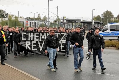 Demonstrationen in Hohenstein-Ernstthal: Gedenken an von Nazis ermordeten Patrick Thürmer - Gedenkdemonstration und Gegendemonstration am Tag der deutschen Einheit in Hohenstein-Ernstthal. Foto: Andre März