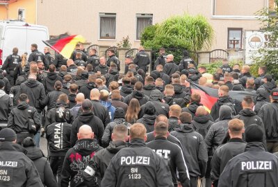 Demonstrationen in Hohenstein-Ernstthal: Gedenken an von Nazis ermordeten Patrick Thürmer - Gedenkdemonstration und Gegendemonstration am Tag der deutschen Einheit in Hohenstein-Ernstthal. Foto: Andre März