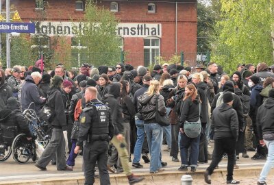 Demonstrationen in Hohenstein-Ernstthal: Gedenken an von Nazis ermordeten Patrick Thürmer - Gedenkdemonstration und Gegendemonstration am Tag der deutschen Einheit in Hohenstein-Ernstthal. Foto: Andre März