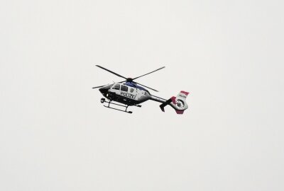 Demonstrationen in Hohenstein-Ernstthal: Gedenken an von Nazis ermordeten Patrick Thürmer - Gedenkdemonstration und Gegendemonstration am Tag der deutschen Einheit in Hohenstein-Ernstthal. Foto: Andre März