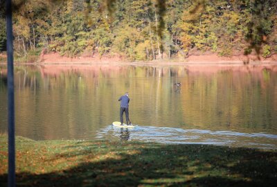 Denn das Gute ist so nah: Wie Westsachsen und Touristen den goldenen Herbst an der Kober genießen - Ein Herbsttag an der Kober - sportlich aktiv auf dem See. Foto: Mario Dudacy