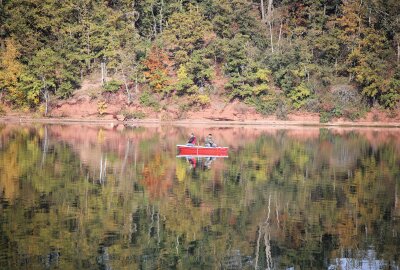 Denn das Gute ist so nah: Wie Westsachsen und Touristen den goldenen Herbst an der Kober genießen - Ein Herbsttag an der Kober - schippernd auf dem See. Foto: Mario Dudacy