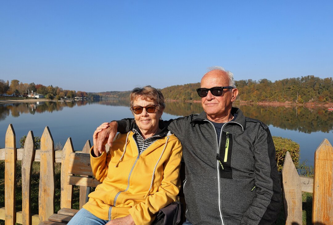 Denn das Gute ist so nah: Wie Westsachsen und Touristen den goldenen Herbst an der Kober genießen - Ein Herbsttag an der Kober - Inge und Karl Heinz Weber sind aus Zwickau mit dem E-Bike an die Kober gefahren. Foto: Mario Dudacy